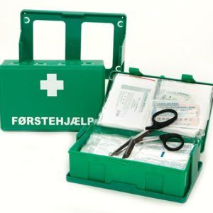 grønne førstehjælpskasser med samarit symbol