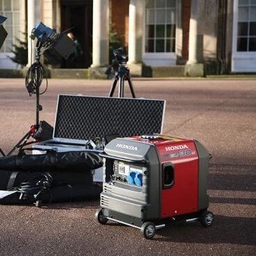 rød honda generator med film gear og studie lamper